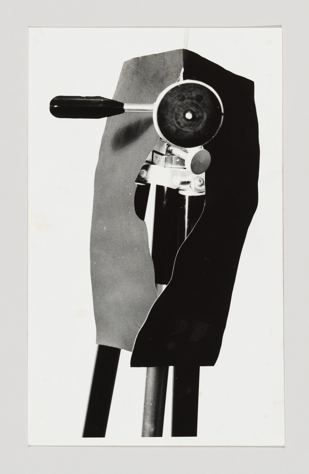 Tripod head with handle and circular adjustment knob against a white background.