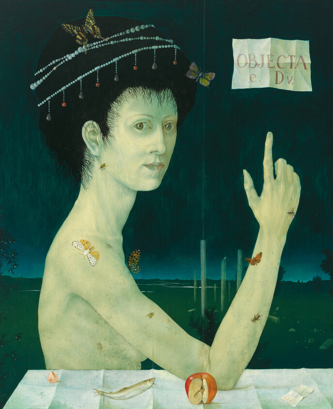 A pale woman with insects on her skin raises a finger beside a small sign reading OBJECTA e DV.