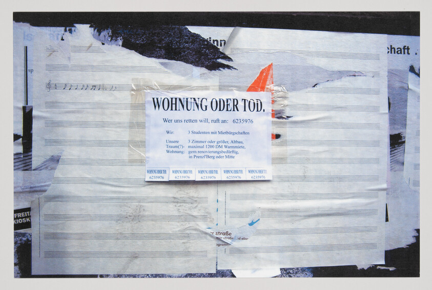 A torn bulletin board shows a taped flyer reading 'Wohnung oder Tod' with contact details.