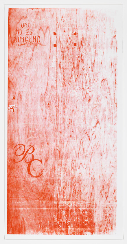 Red and white print of a wood grain pattern with the words “UNO NO ES NINGUNO” and large “BC.”