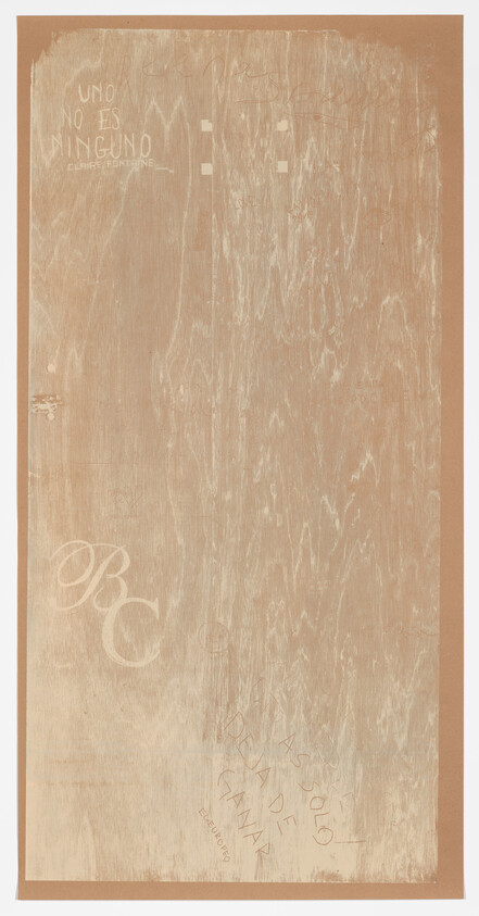 A wooden surface with faint Spanish text, including "UNO NO ES NINGUNO" and "DEJA SOLO IDEA DE GANAR."
