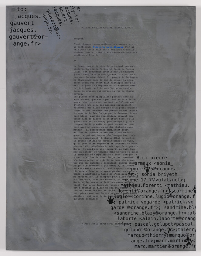 A grayscale image of a printed email with text in French, including email addresses and a link to extralife.com. The text is partially obscured.