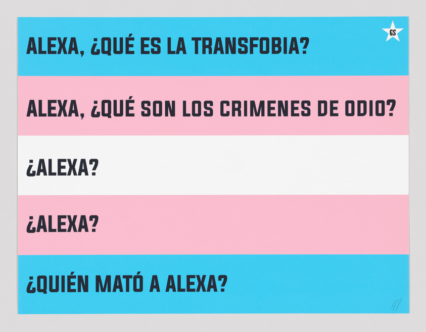 Text on a transgender pride flag background: "Alexa, ¿qué es la transfobia? Alexa, ¿qué son los crímenes de odio? ¿Alexa? ¿Alexa? ¿Quién mató a Alexa?"