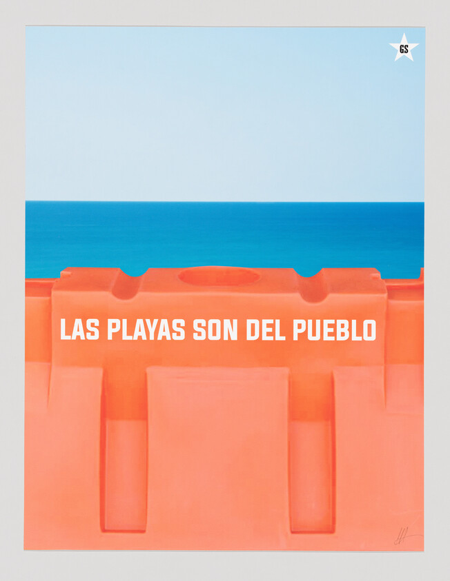 An orange plastic barrier by a calm blue sea with text "LAS PLAYAS SON DEL PUEBLO."