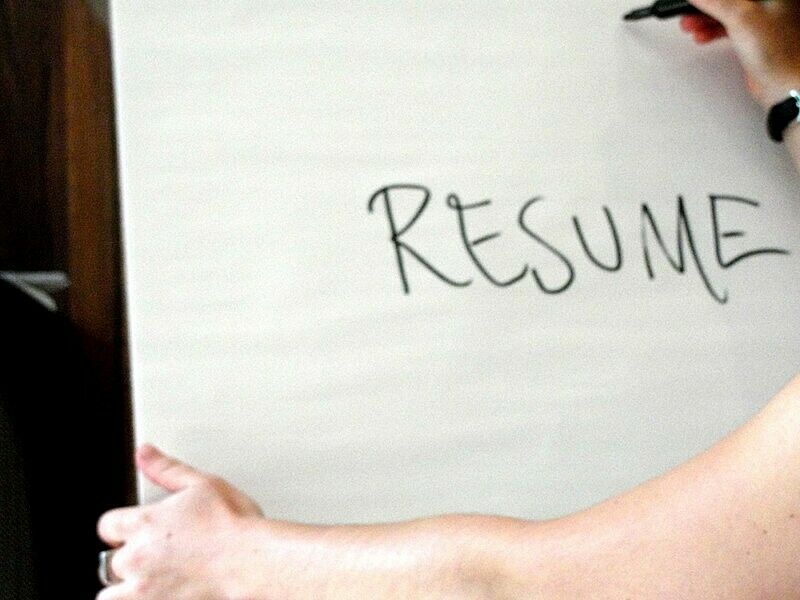 Writing the word "resumé"on a whiteboard.