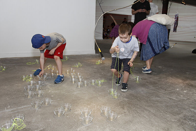 Kids play on the floor of the installation space.