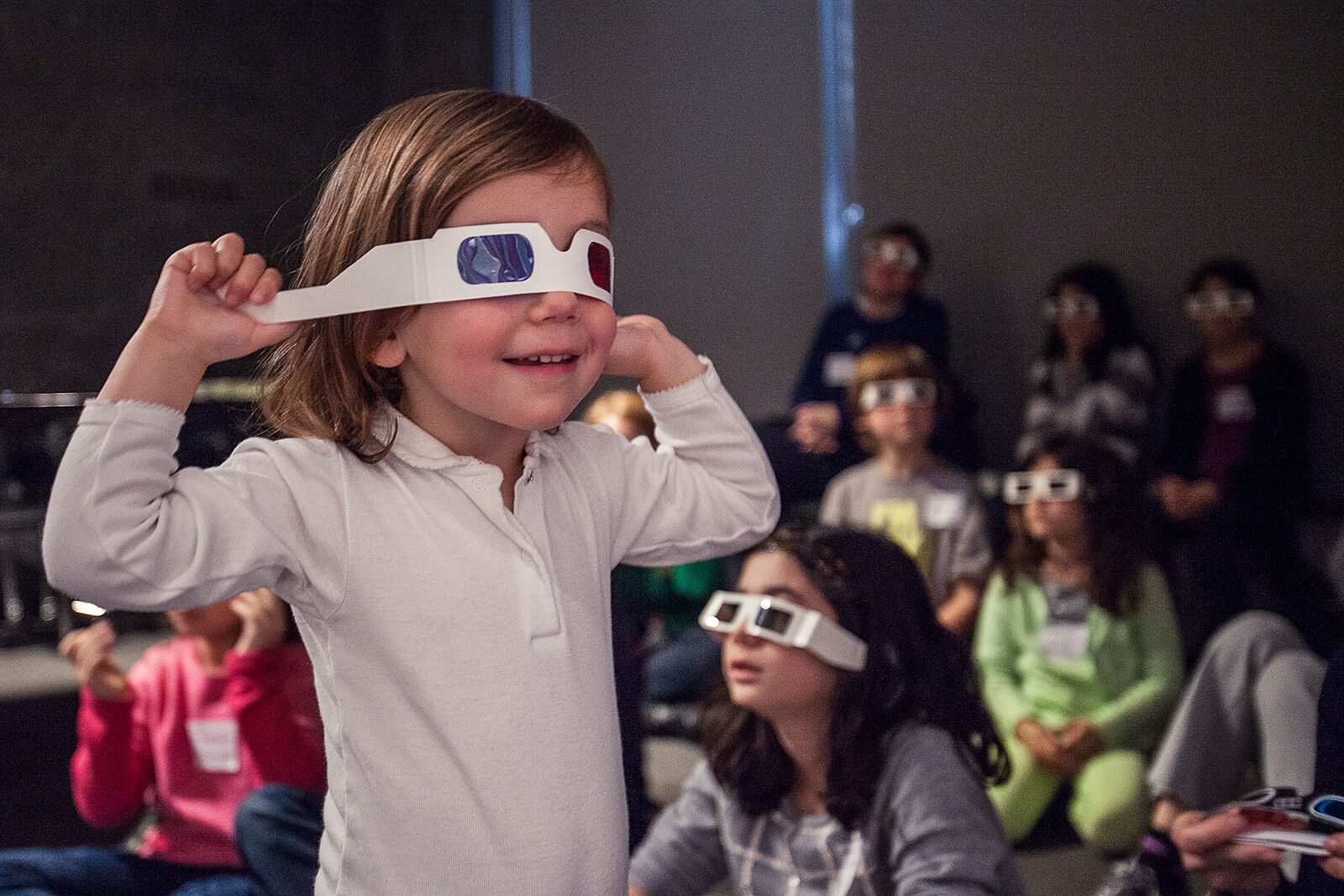 A child uses 3 D glasses