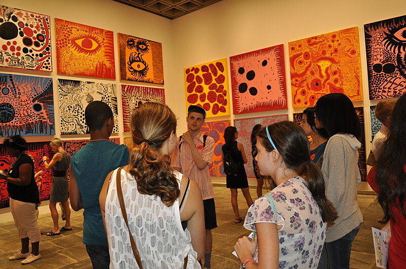 students talk in gallery