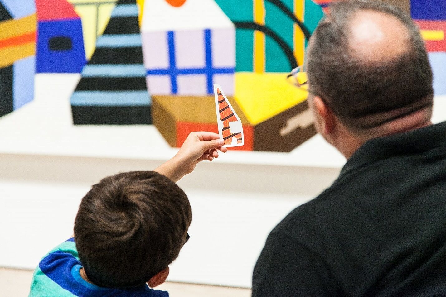 A child explore an art museum exhibition