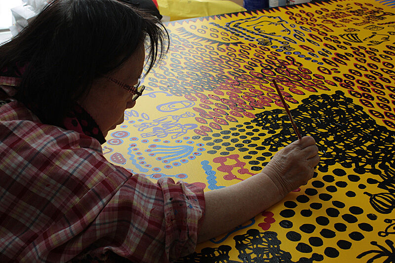 Photo of Kusama working.