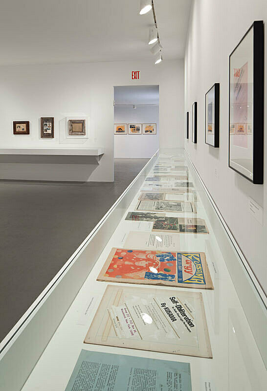 Affiche Exposition Yayoi Kusama : Motif Pois Iconique Noir et Blanc