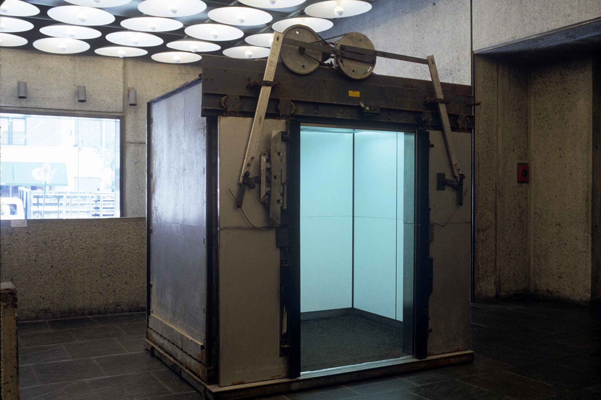 Elevator installed in a gallery.